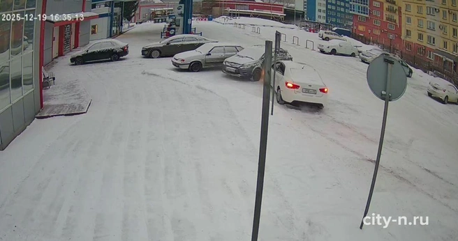 Автомобилист в Новокузнецке протаранил две машины и скрылся | Источник: City-n.ru