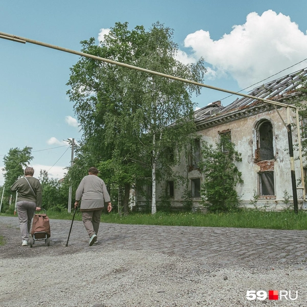 Ноги&nbsp;— основной способ передвижения по поселку | Источник: Василина Любимова / 59.RU