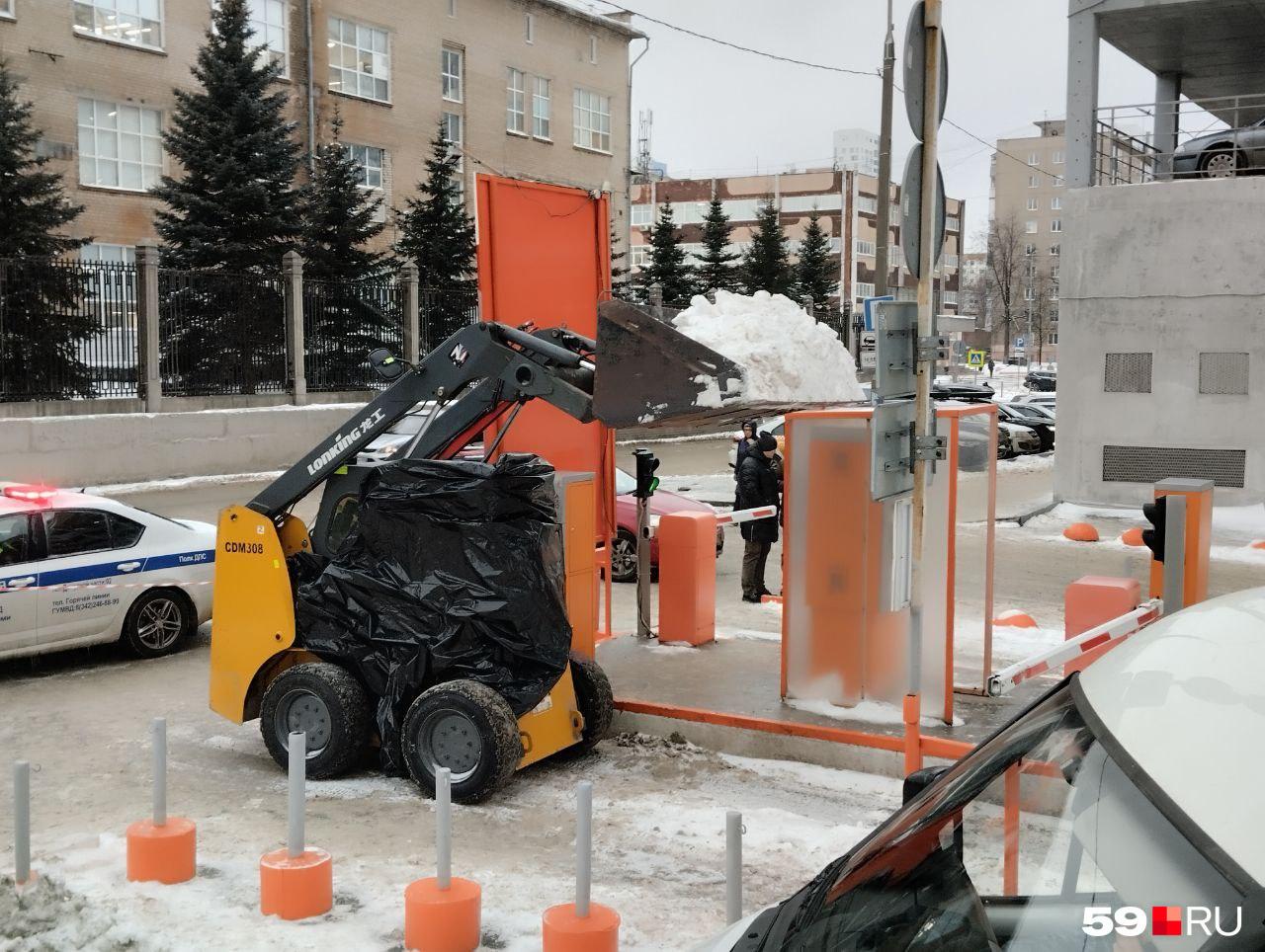 Закончилось расследование гибели водителя, которому отрезало голову ковшом у ТЦ «Радуга»: что удалось выяснить