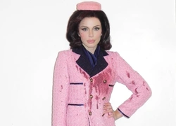 Самый скандальный звездный костюм на Хэллоуин 2025: Джулия Фокс в образе «кровавой» Джеки Кеннеди. Семья убитого президента считает, что это отвратительно