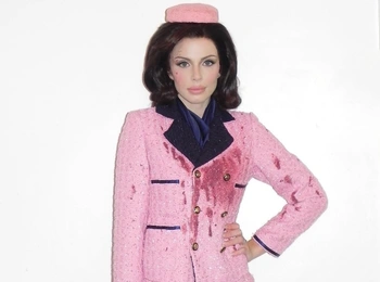 Самый скандальный звездный костюм на Хэллоуин 2025: Джулия Фокс в образе «кровавой» Джеки Кеннеди. Семья убитого президента считает, что это отвратительно