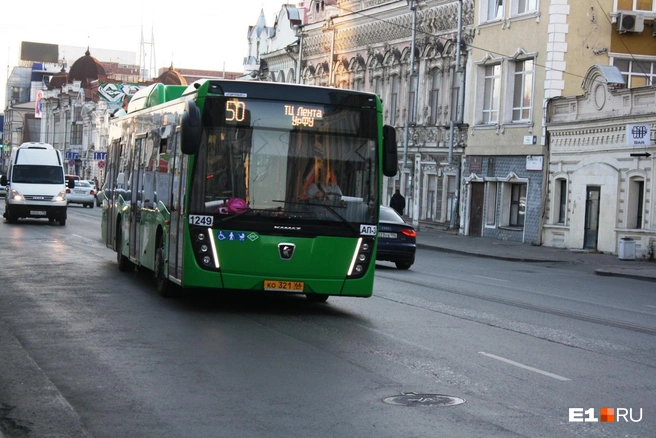 Из-за перекрытий на улице 8 Марта автобусы тоже будут ходить иначе | Источник: Роман Марьяненко / E1.RU
