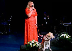 Слепая певица, которой вернули собаку-поводыря, накупила ей подарков