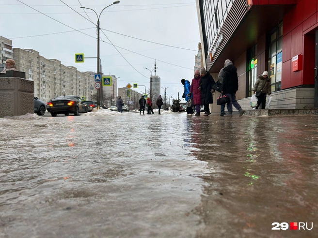 Ходить по городу сегодня не только сложно, но и опасно | Источник: читатель 29.RU