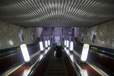 Поезд метро не открыл двери и заехал в тоннель на станции «Октябрьская»