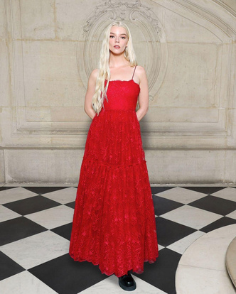 Красные кружева: идея модного образа на 14 февраля от Ани Тейлор-Джой с Недели высокой моды в Париже