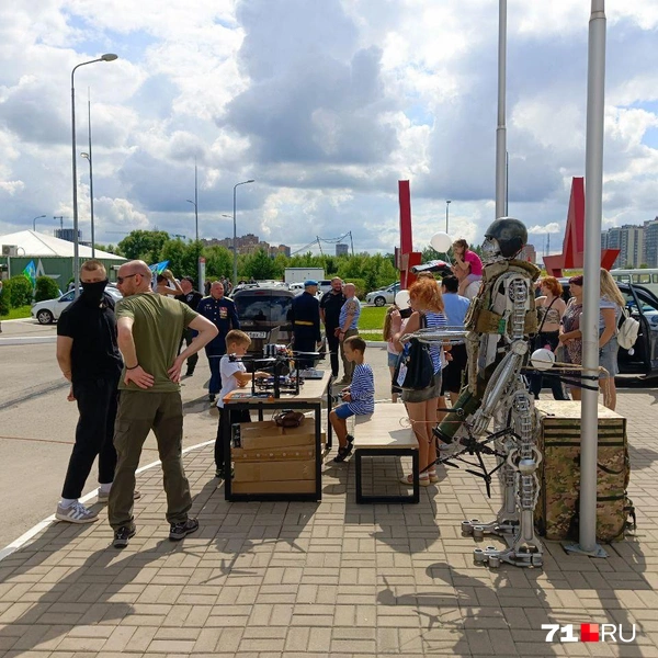 Также на ноутбуке можно было представить себя оператором FPV-дрона — специальная игра позволяла окунуться в это | Источник: Максим Улитов / 71.RU