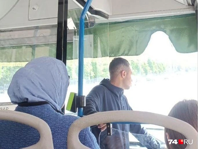 Водитель утверждает, что не пустил детей, потому что у них были самокаты | Источник: читатель 74.RU