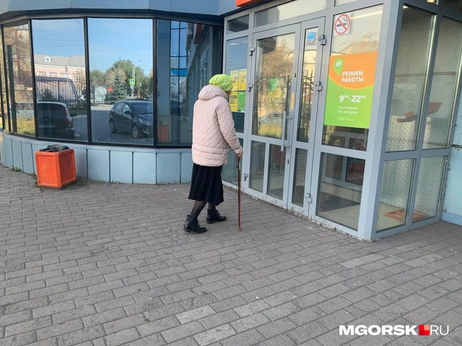 Вероятно, скандальная клиентка живет неподалеку, ее тут уже знают | Источник: Анна Лялькова