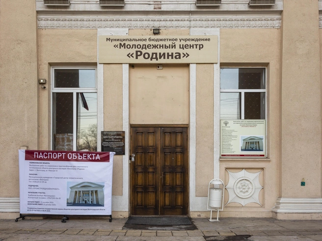 Информационные щиты о сроках и ответственных за реставрацию долго висели выцветшими у входа | Источник: Константин Завриков / V1.RU