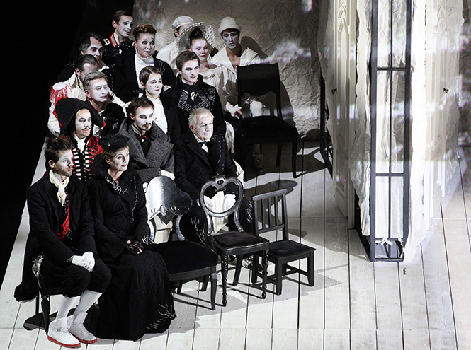 Сцена из спектакля "Война и мир" (БТН)