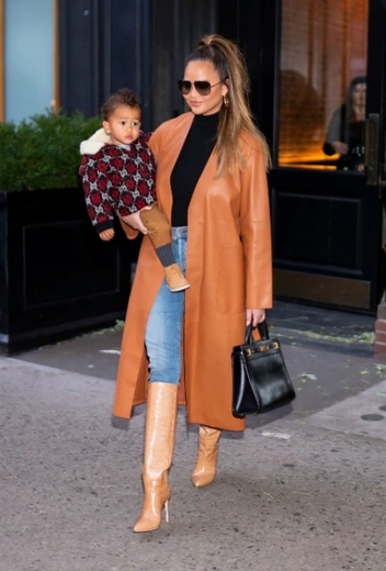 Крисси Тейген в Нью-Йорке | marieclaire.ru