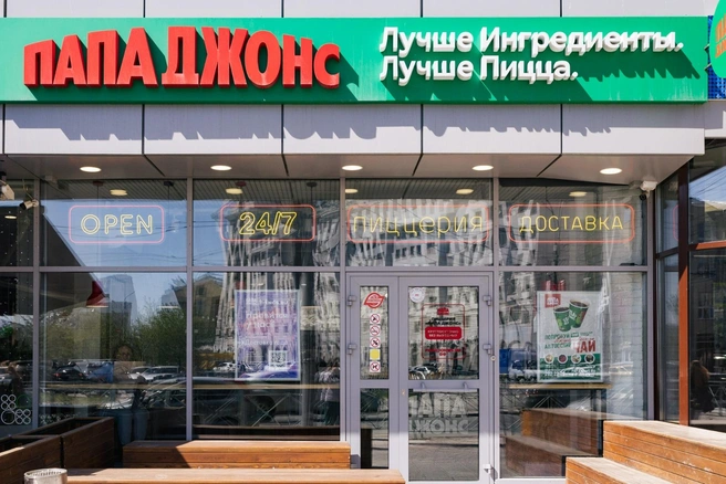 Каждый выбирает формат по душе: кому-то ближе заказать еду домой или на дачу, а кто-то предпочитает посидеть в кафе | Источник: «Папа Джонс»