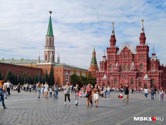 Гуляющие недалеко от Кремля | Источник: Дмитрий Бондарев / MSK1.RU
