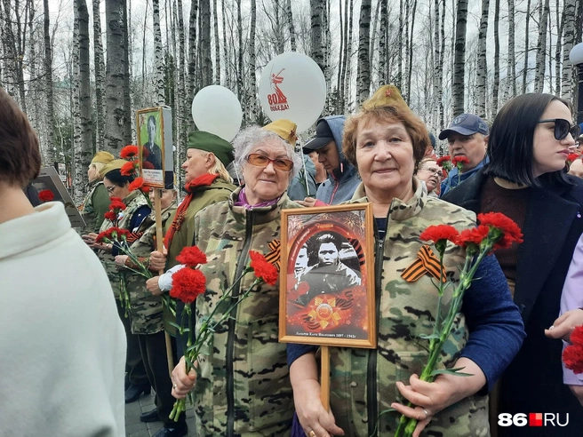 На портрете — Лазарев Карп Иванович. Он воевал под Ленинградом, пропал без вести. В «Бессмертном полку» его фото несет внучка — Татьяна Викторовна Осипова | Источник: Мария Гришкина / 86.RU
