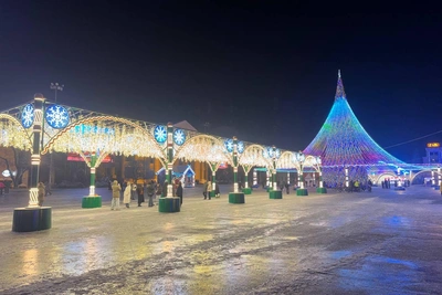 Блеск огней и неон: центр Ставрополя перед Новым годом