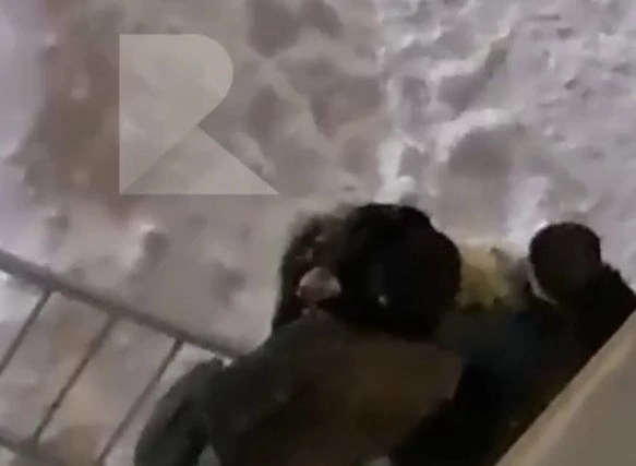 Появилось видео с места гибели мужчины на улице Бирюзова | ya62.ru