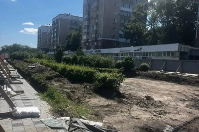 Тротуар готовят в будущем сквере на 50 лет Октября