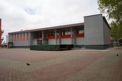 Фасад центра досуга в Ногликах отремонтирован