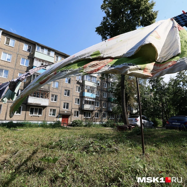 Рядом с частным сектором можно увидеть панельки | Источник: Артем Устюжанин / MSK1.RU