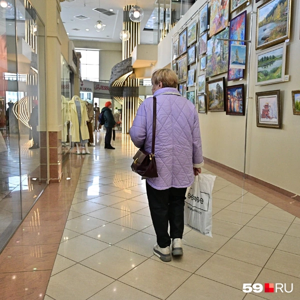 Женщина осматривает витрины | Источник: Василина Любимова / 59.RU