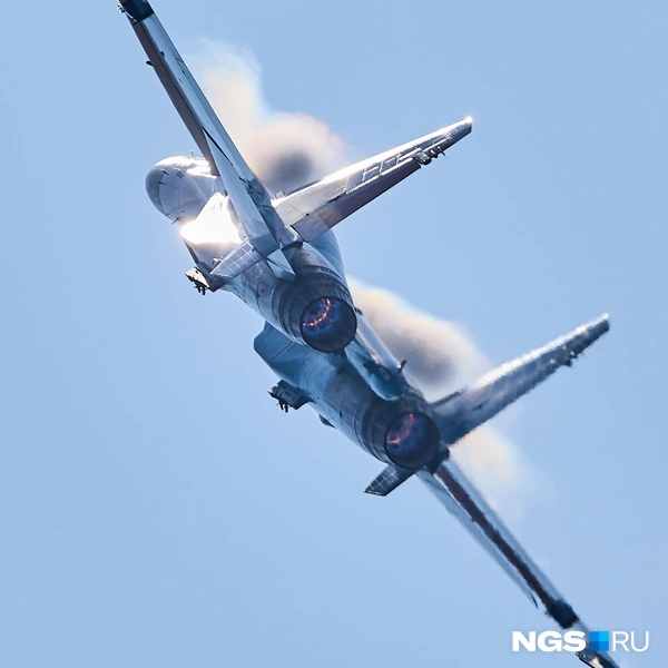 «Русские Витязи» выступают на Су-35С | Источник: Александр Ощепков / NGS.RU