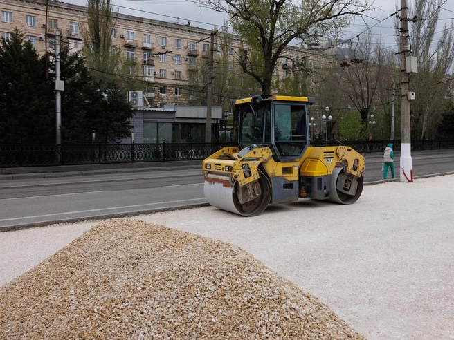 Роликовые коньки вынуждены объезжать зону работ по дороге. | Источник: Алексей Волхонский / V1.RU