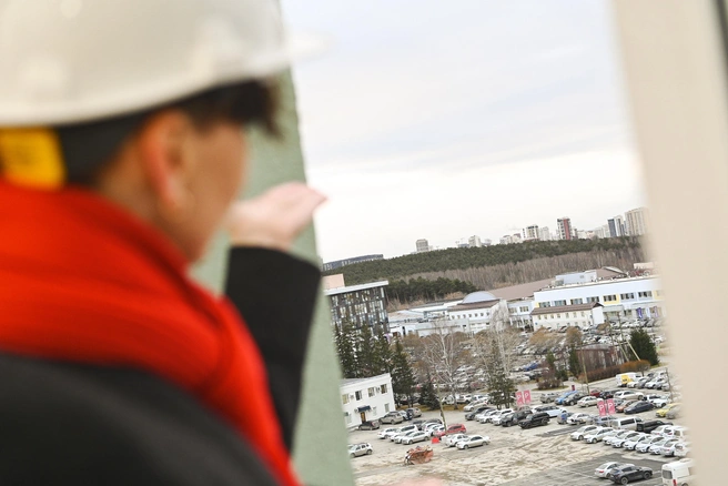 Бонус — большая парковка. Для будущих новоселов первого дома уже организованы дополнительные машино-места | Источник: Максим Воробьев