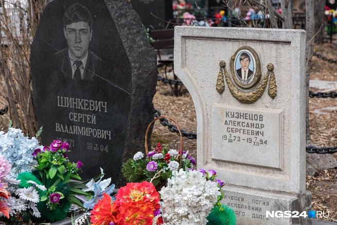 Памятники на захоронении инспекторов ГАИ | Источник: Мария Ленц / NGS24.RU