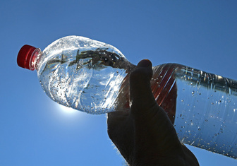 Можно ли пить минеральную воду после истечения срока годности?