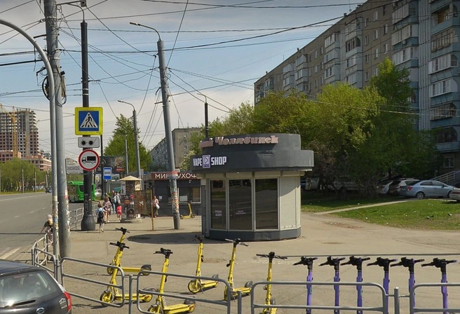 Поначалу на киоск приладили новую вывеску, даже не сняв старую | Источник: Яндекс.Карты