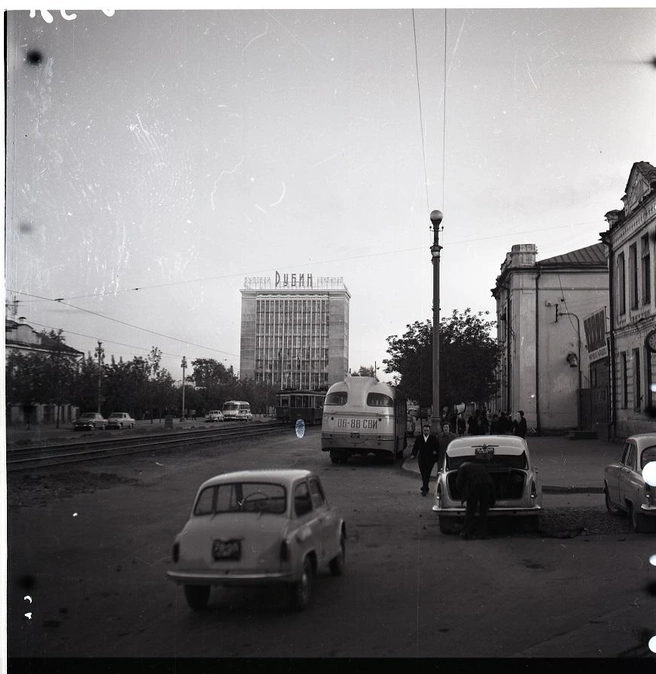 1965 год, улица 8 Марта и бытовой комбинат «Рубин». Видна трамвайная ветка. Её со временем убрали, чтобы расширить проезжую часть. Справа, где стоит автобус, сегодня находится вход в метрополитен.