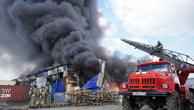 При обнаружении огня, задымления или признаков горения нужно экстренно сообщить в пожарную охрану: 112, 101 или 01 | Источник: пресс-служба Главного управления МЧС по Тюменской области