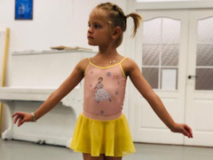 «Бедная Алиса»: фолловеры переживают, что дочери Тимати тяжело заниматься балетом по 4 часа в день