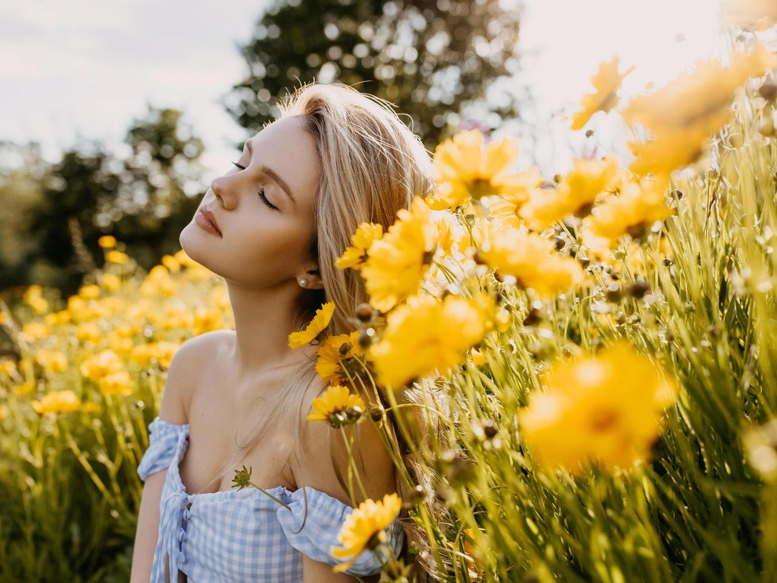 Значение желтых цветов: можно ли их дарить, кому и по каким поводам | marieclaire.ru