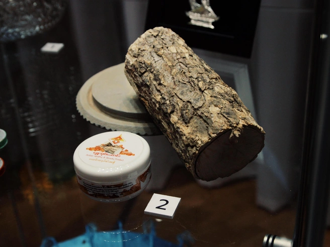 Этот крем производят из коры дерева уже две тысячи лет и используют для ухода за кожей. | Источник: Маргарита Резникова / NGS.RU