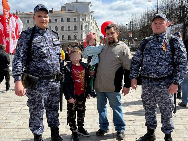 Маленький мальчик потерялся в Выборге на праздновании Дня Победы | Источник: пресс-служба вневедомственной охраны по Петербургу и Ленобласти