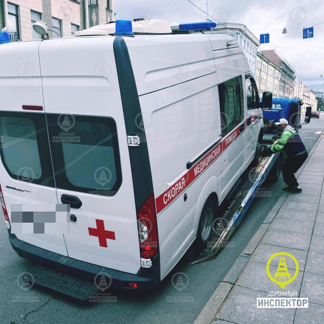 Нетрезвого водителя машины скорой помощи остановили на Шпалерной улице | Источник: Дорожный инспектор.
