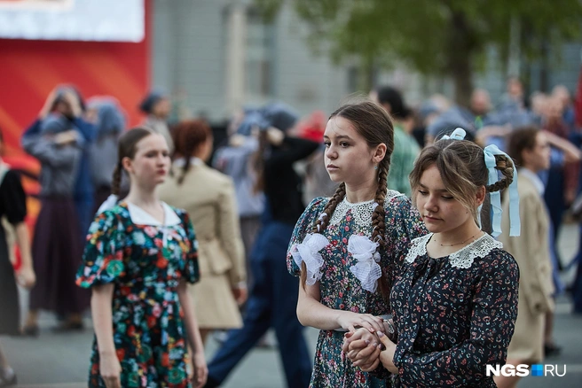 По воспоминаниям, в день начала войны, на улицах было тихо, женщины плакали, горожане шли в сторону центра. Тогда город узнал о начале войны | Источник: Александр Ощепков / NGS.RU