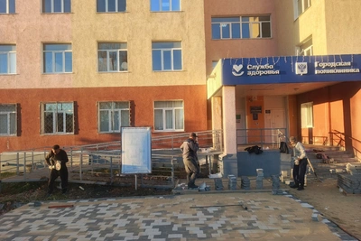 В Каменской райбольнице ремонтируют входную группу