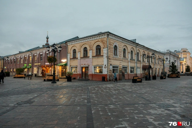 После благоустройства городское пространство в центре выглядит более целостным: улицы плавно перетекают одна в другую | Источник: Александр Куренной / 76.RU