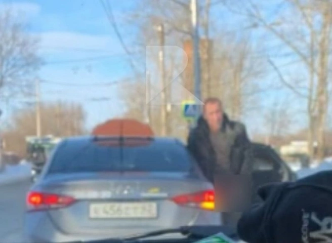 В Рязани мужчина справил нужду прямо на перекрестке | ya62.ru
