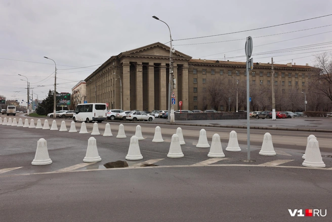 В мэрии уверяют — на этом пятачке парковаться нельзя вообще никак и никому | Источник: Алексей Волхонский / V1.RU