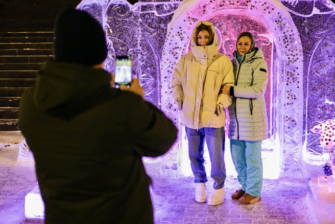 У входа второй год подряд сооружают ледяную фотозону | Источник: Наталья Лапцевич