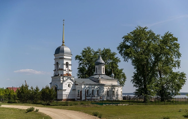 Старинный храм в поселке Чингисе | Источник: Александр Ощепков