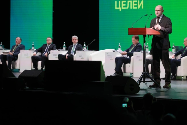Артем Жога: «Работа на местном уровне требует постоянного внимания ко всем сферам деятельности: от безопасности до транспорта, от качества дорог до поддержки участников спецоперации» | Источник: Наиль Фаттахов / пресс-служба правительства Челябинской области 