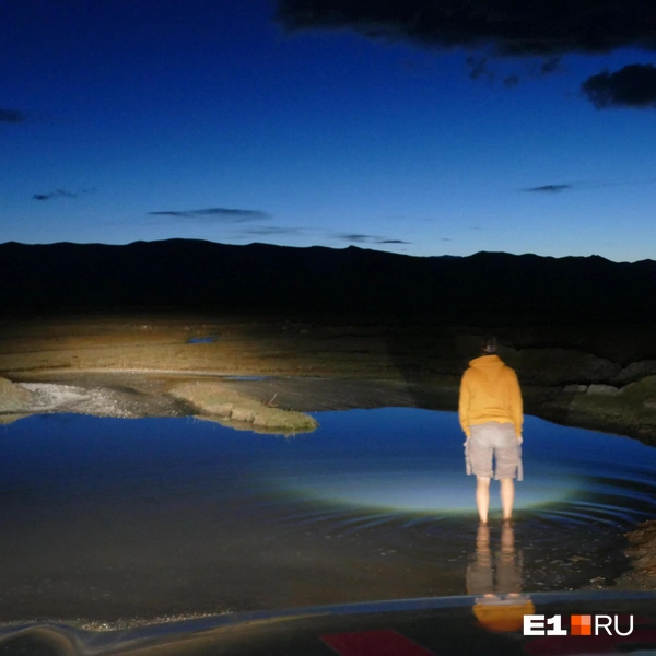 Огромная лужа прямо на дороге по пути к озеру Толбо-Нуур | Источник: Дарья Черткова