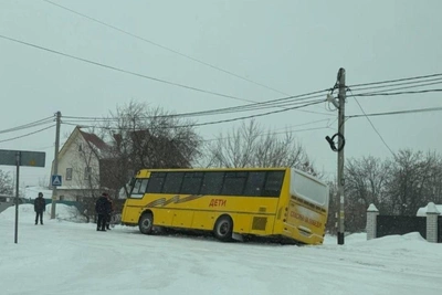 Школьный автобус едва не перевернулся в Тюмени