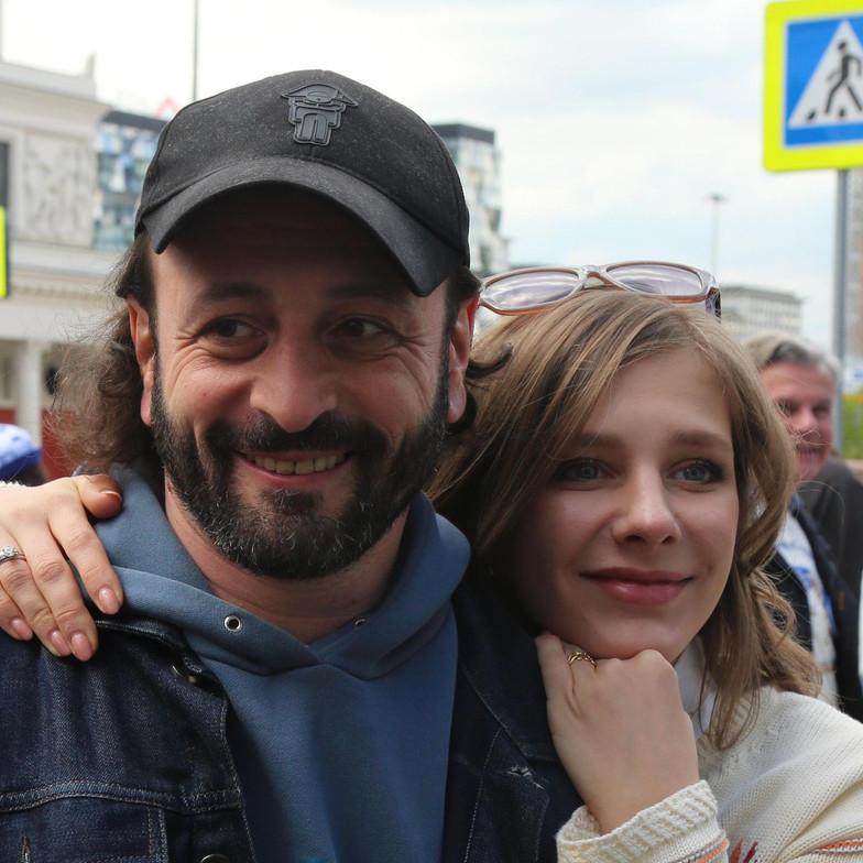Мама пищит от восторга, папа целует в щеку: Арзамасова и Авербух поделились видео с подросшей дочкой Лией в день ее 2-летия