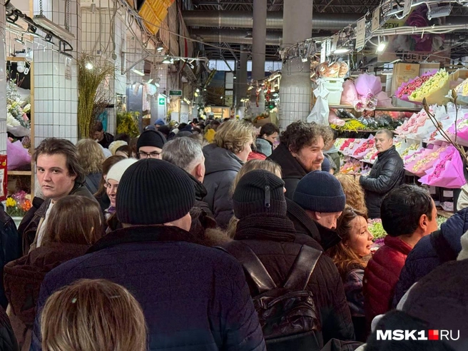 Москвичи толпятся у прилавков и выбирают цветы | Источник: Артём Устюжанин / MSK1.RU